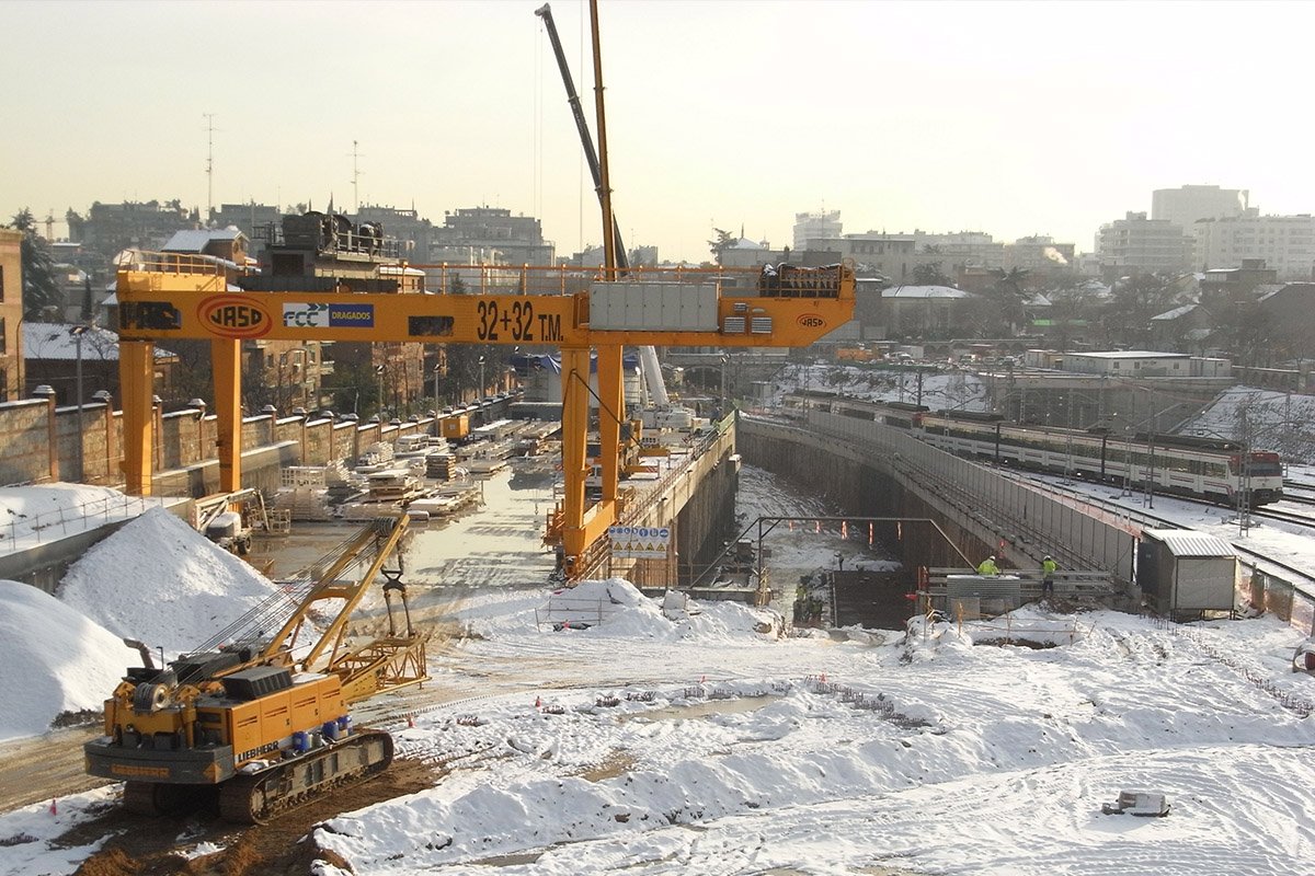 Cranes for tunnel construction
