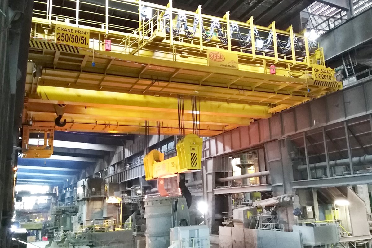 Liquid steel ladle handling crane