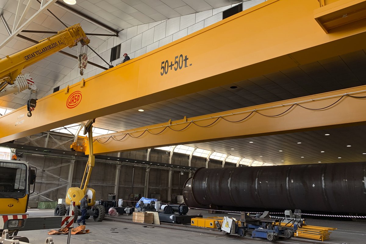 Double girder cranes with the hoisting mechanism
