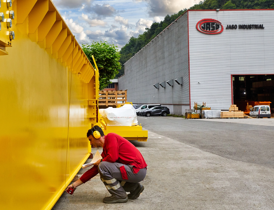 Empleado haciendo mediciones de la grúa