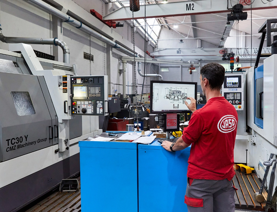 Operario en ordenador