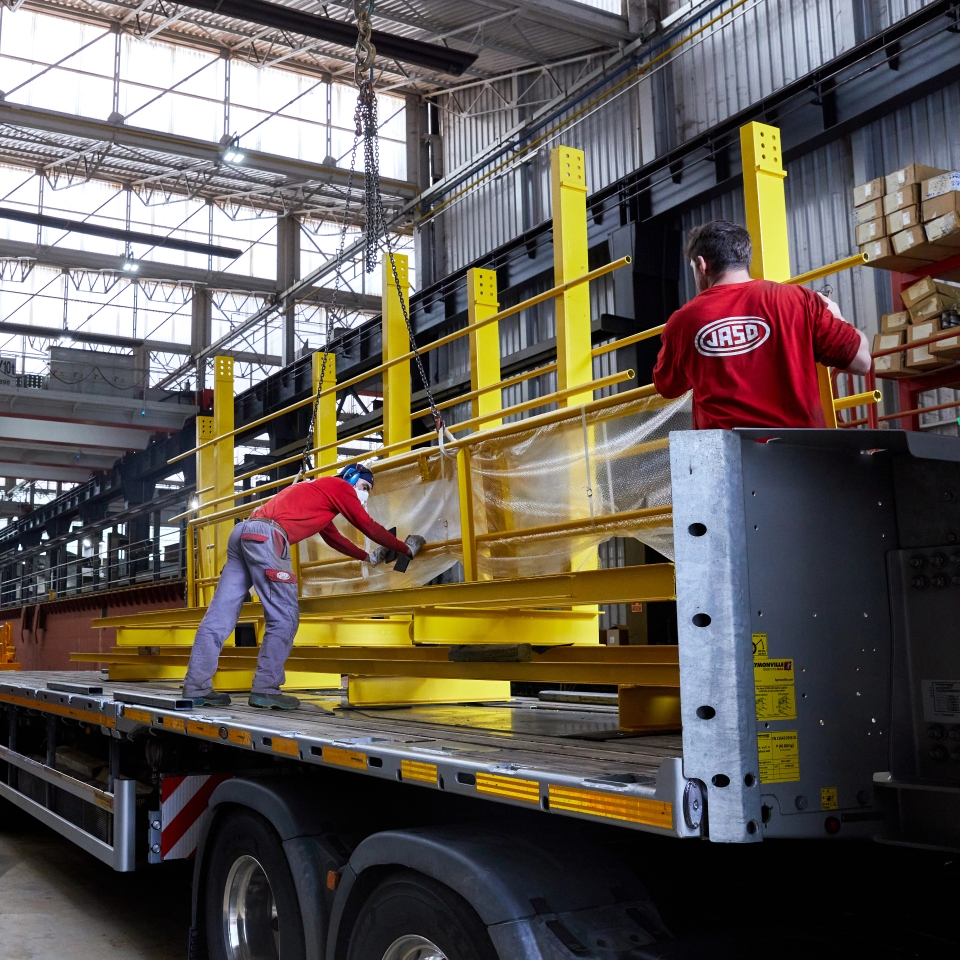 Operarios Jaso montando grúa